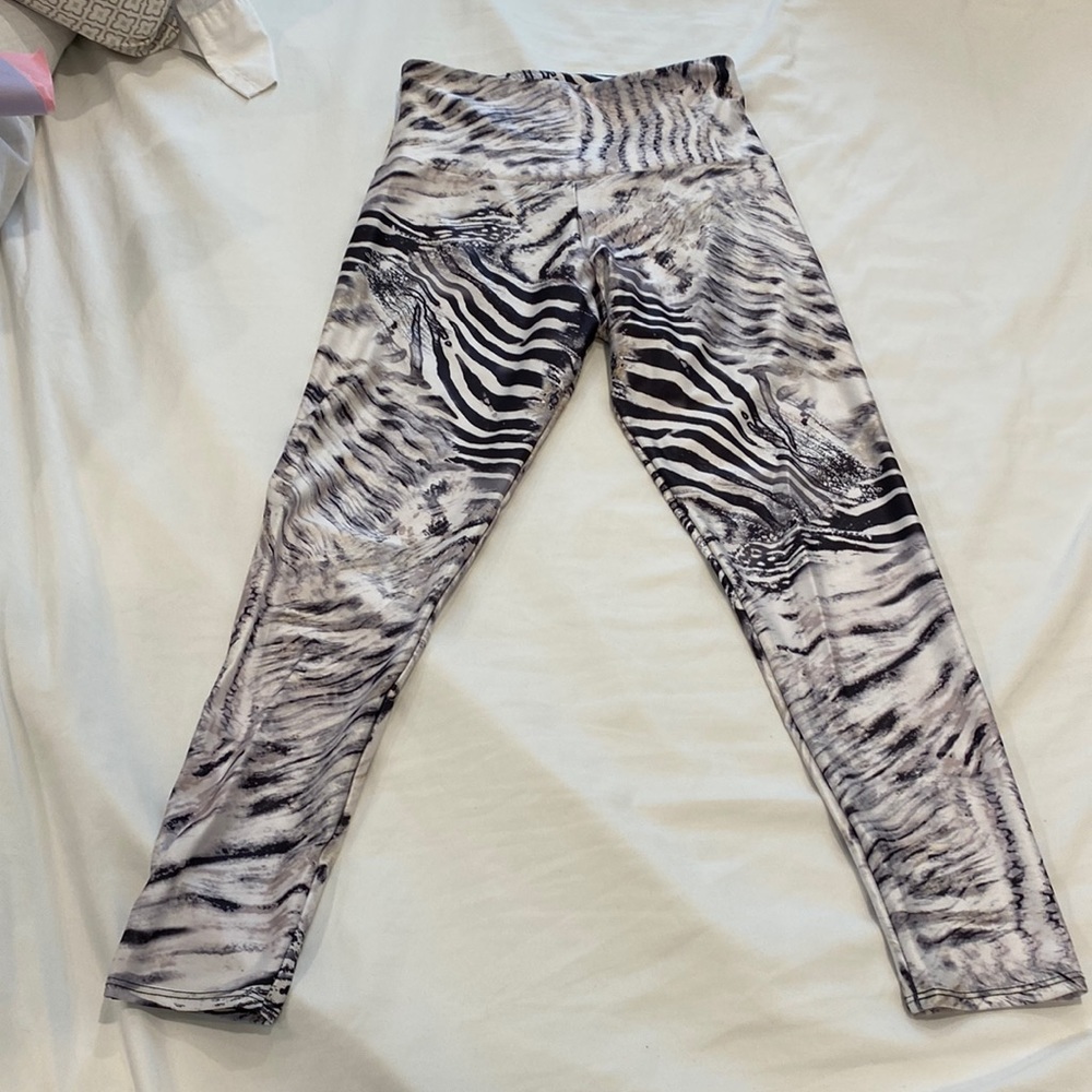 Onzie high rise tiger print legging